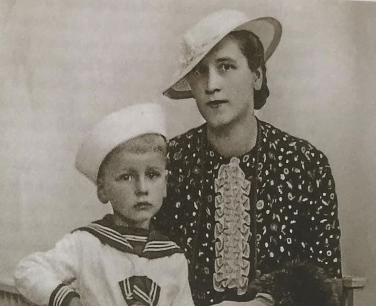 Inārs Helmūts ar māti Malvīni Latvijā