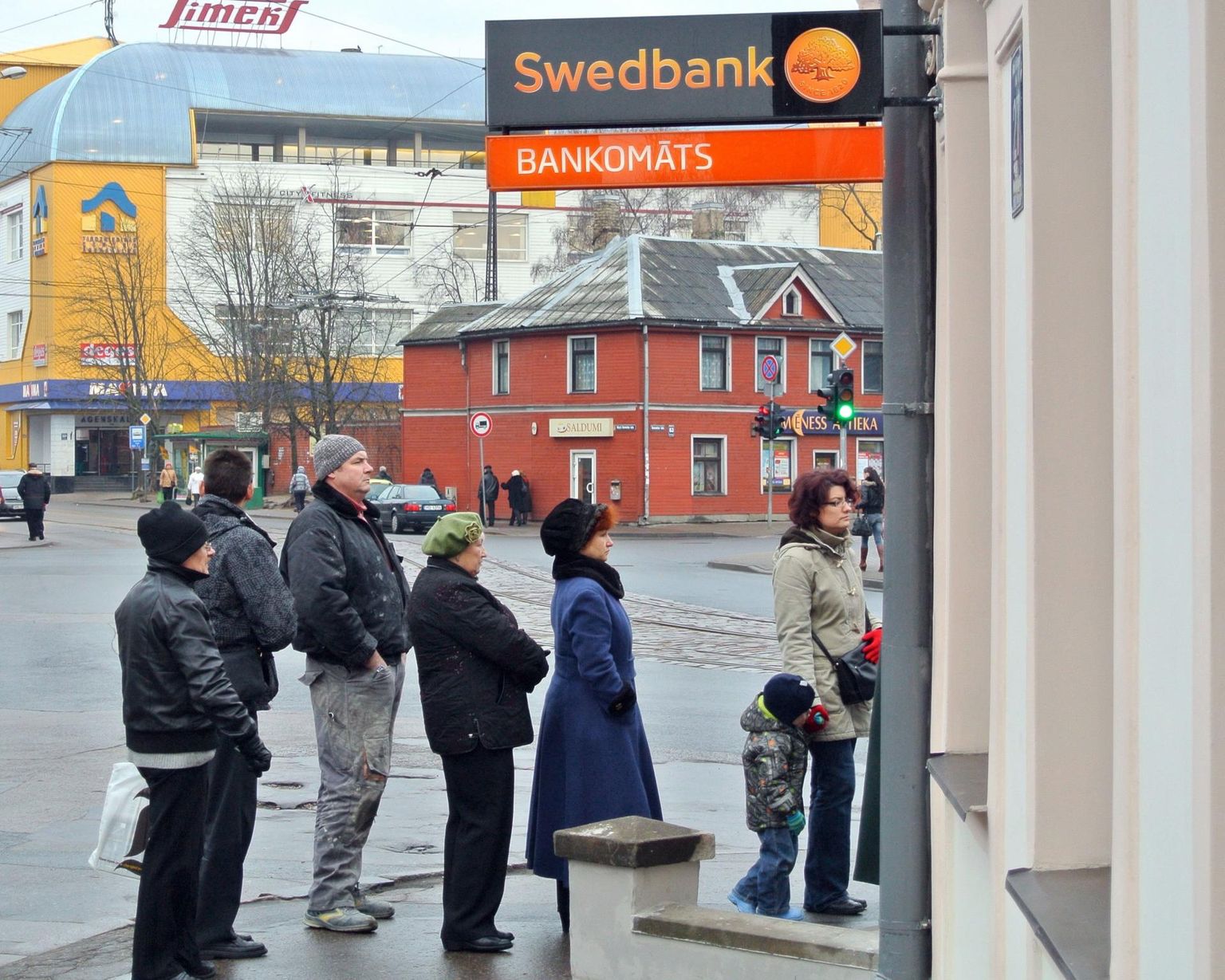 2011. aastal tekkisid järjekorrad Swedbanki sularahaautomaatide ette, sest sotsiaalmeedias levitati kuulujutte, et panka ootab pankrot.
