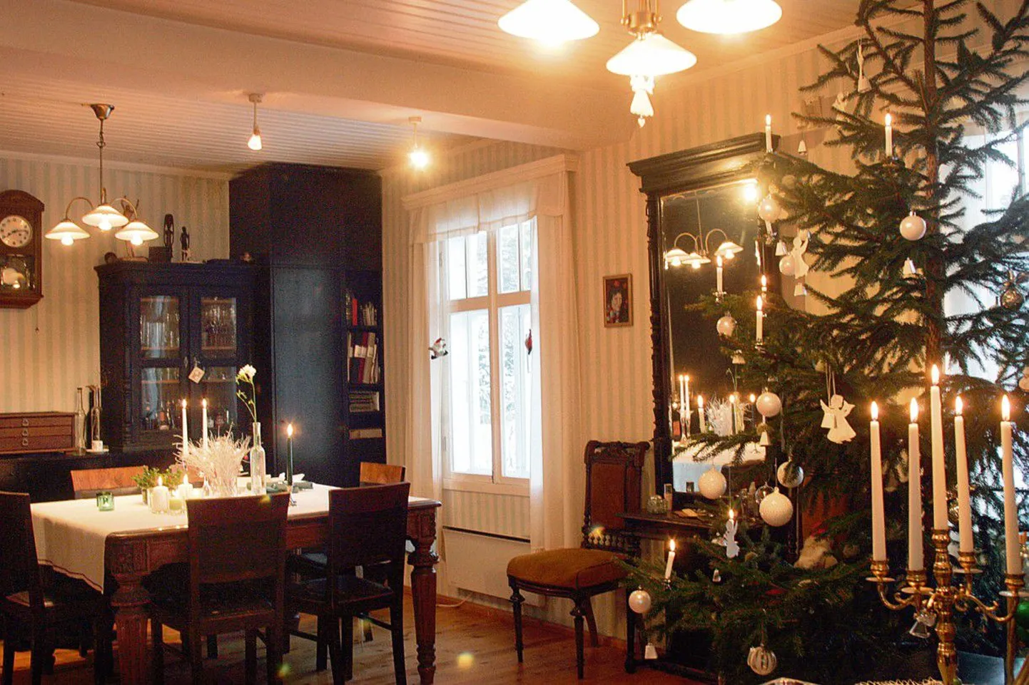 Pühad võivad tulla: tuba kaunistatud, jõulupuu ehitud.