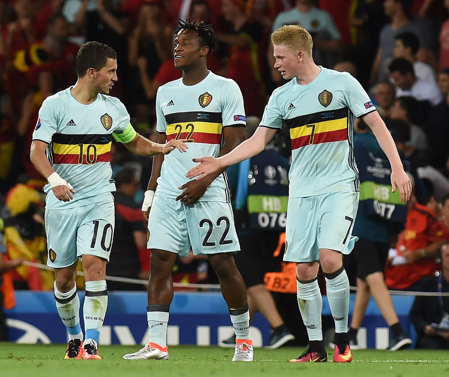 Eden Hazard (vasakul) ja Kevin De Bruyne (paremal) kuuluvad Eesti vastu üsna kindlasti Belgia koondise algkoosseisu, Michy Batshuayi peab ootama oma võimalust mängu sekkumiseks pingil.