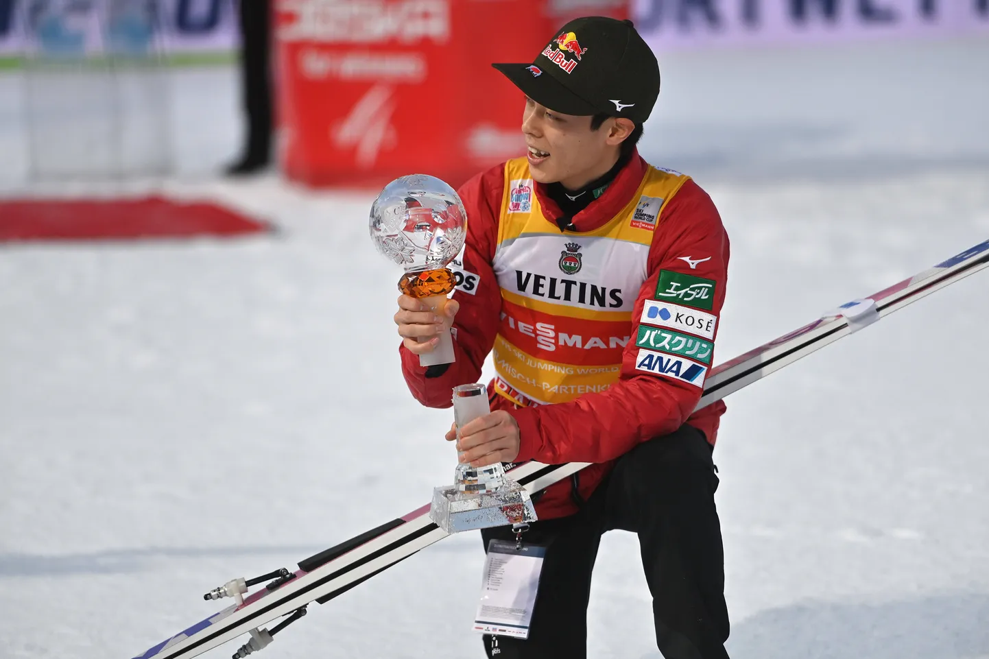 Ryoyu Kobayashi kaheks purunenud võidukarikaga.