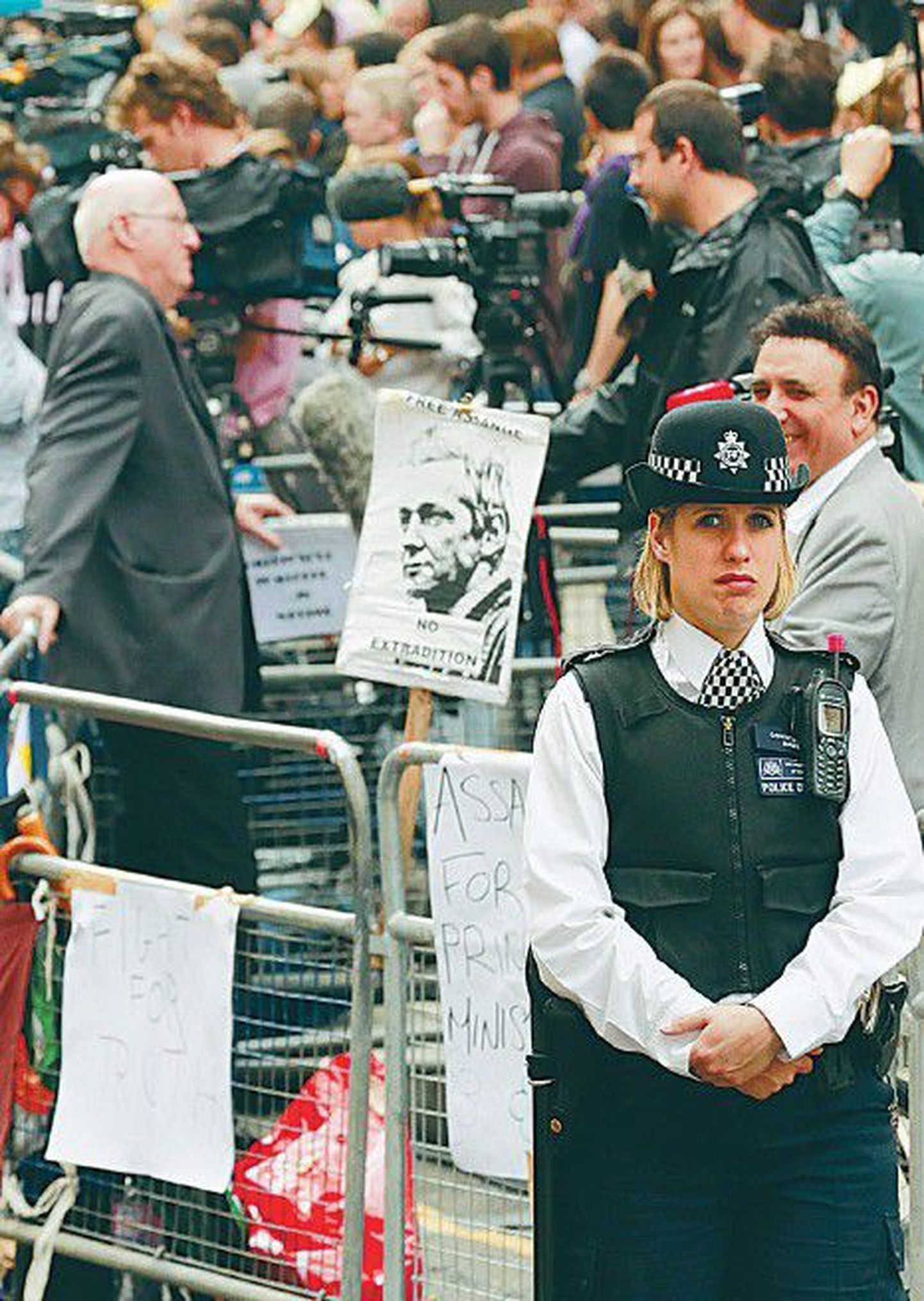 Politseinikud ja ajakirjanikud eile Londonis Ecuadori saatkonna juures, kus värskelt asüüli saanud WikiLeaksi asutaja Assange varjub.