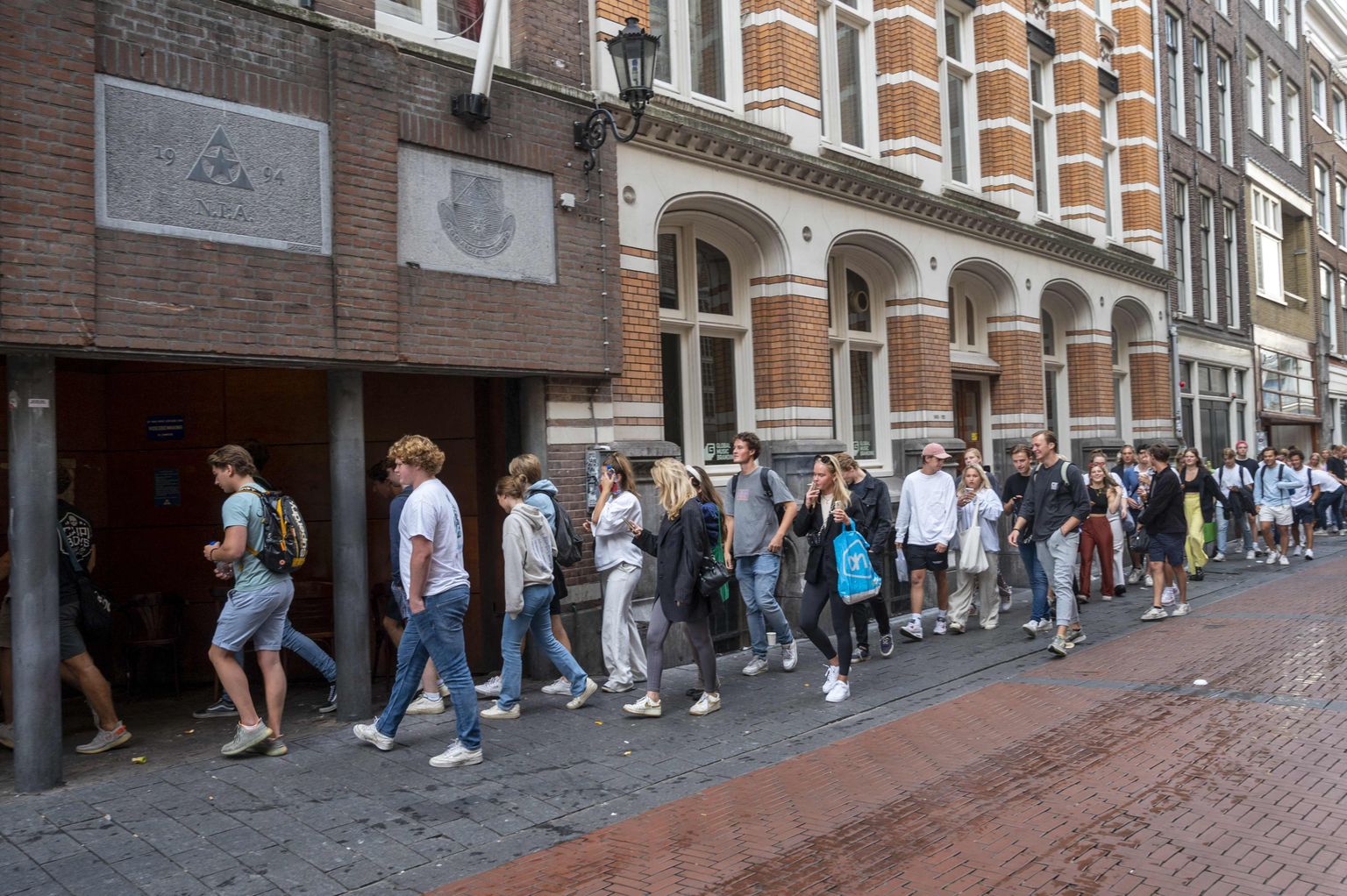 Tudengid järjekorras ühe Amsterdami üliõpilaselamu juures, et end sisse registreerida, 3. august 2022.