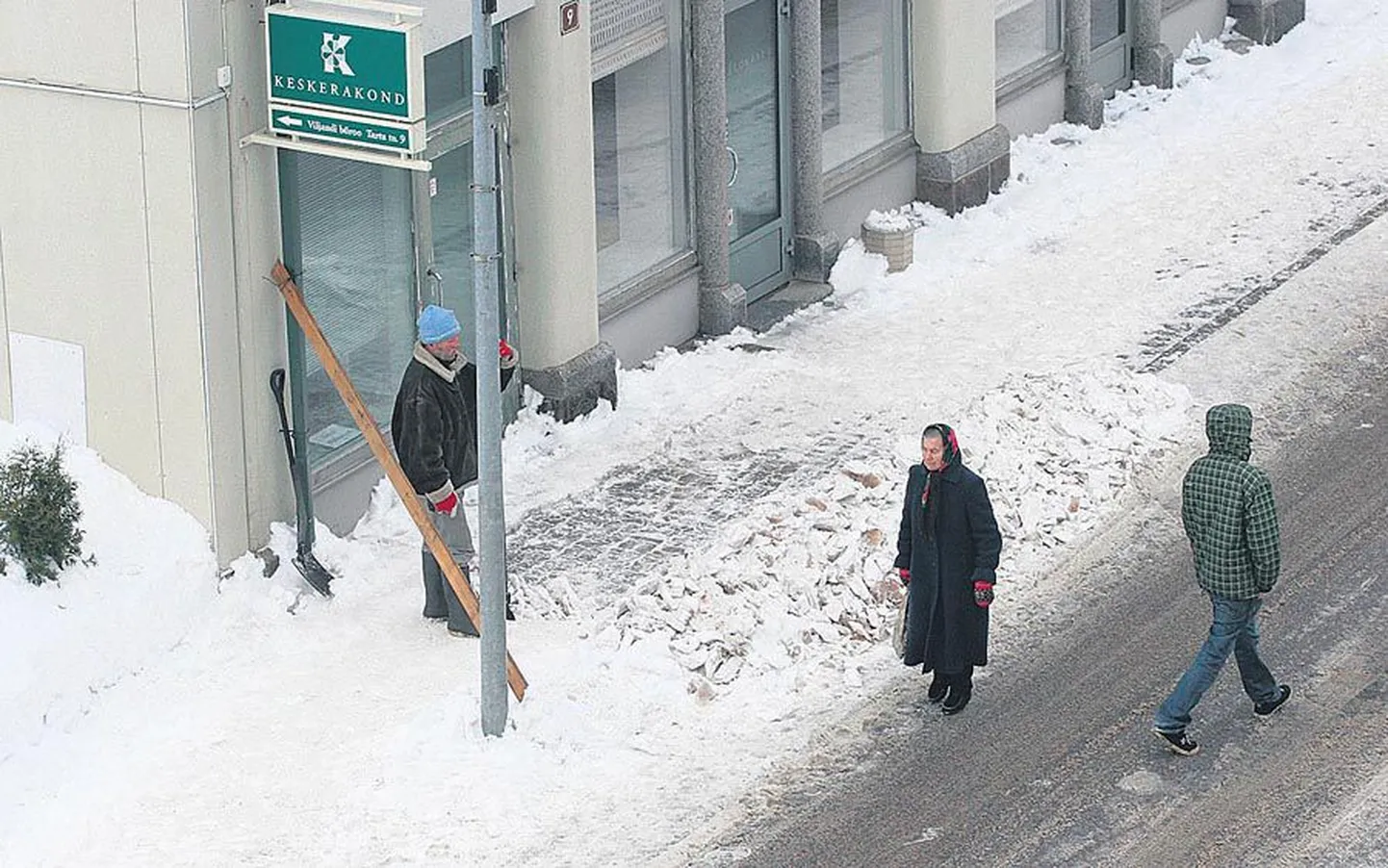 Katustel varitseva ohu tõttu on mitu majaomanikku suunanud jalakäijad kõnniteelt sõiduteele, kuhu nood peavad mahtuma koos autodega.