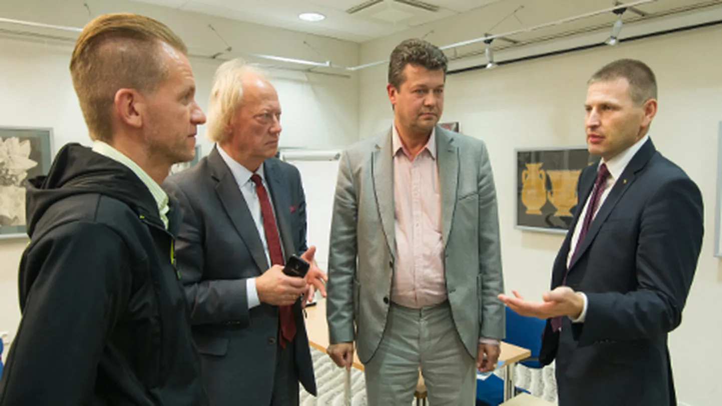 Siseminister Hanno Pevkur kohtus Ida-Viru omavalitsusjuhtidega oktoobri alguses, aga siis olid põhiteemaks mitte politsei kohaloleku suurendamine, vaid pagulastega seotud probleemid.