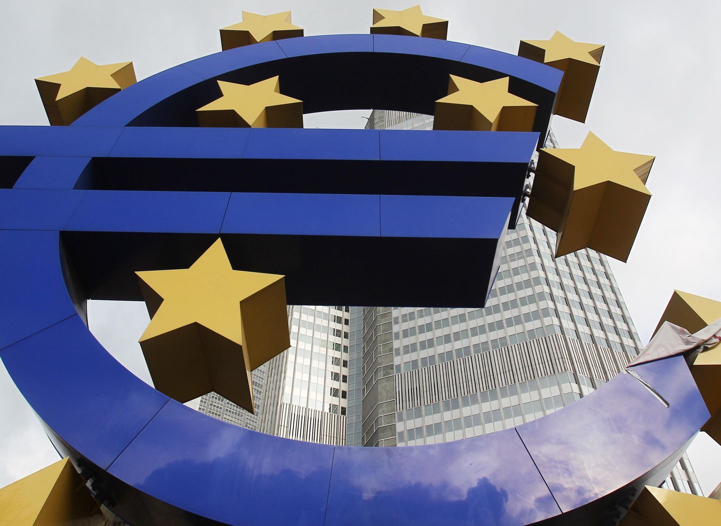 Euro sümbol Euroopa Keskpanga hoone ees