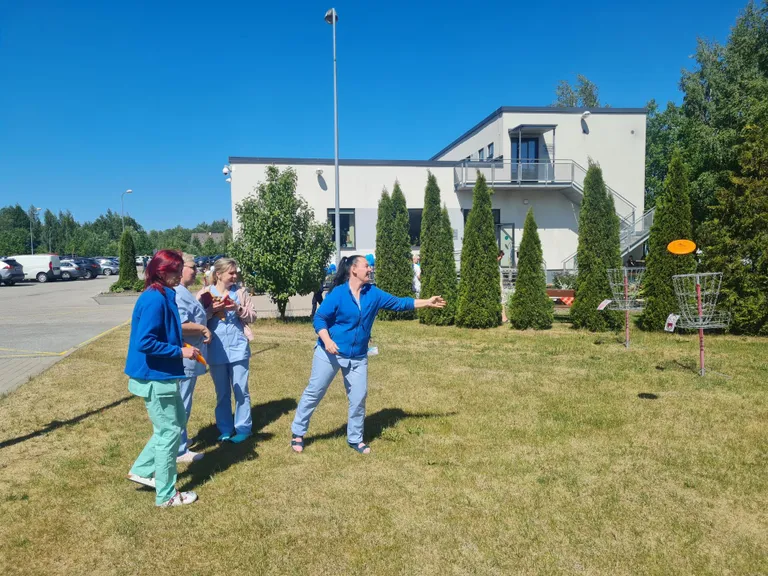 Osalejad said kätt proovida kettagolfiski.