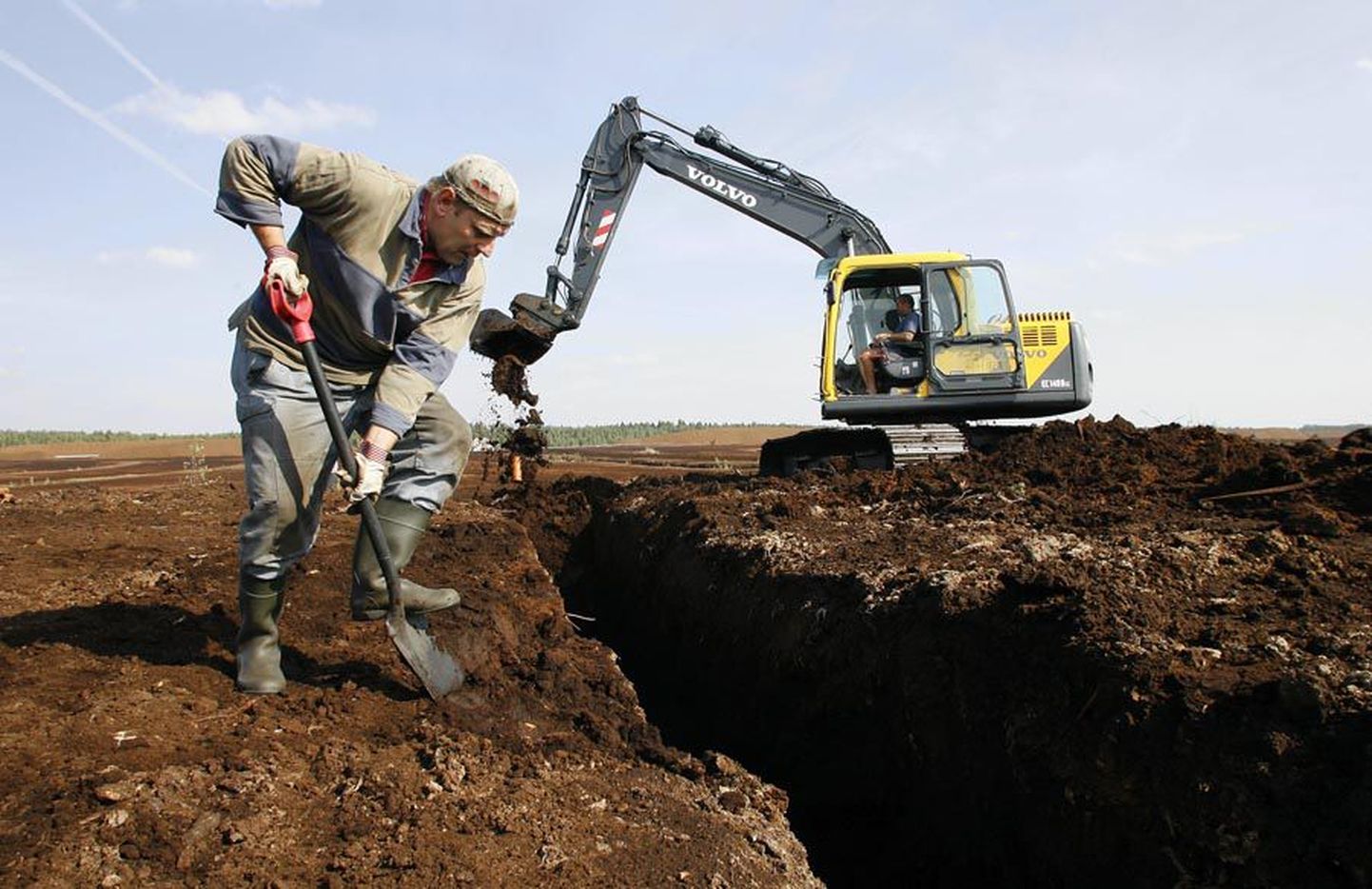 Aktsiaseltsi Ramsi Turvas töömehed kaevavad raba ettevalmistamiseks kuivenduskraave.