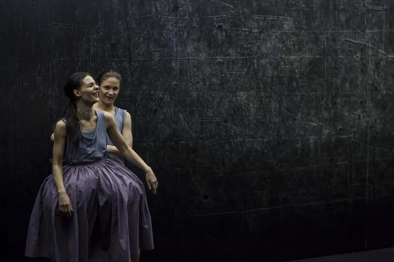 Lavastuses «Kalpones» Daile Theatres mängivad Ieva Segliņa ja Ilze Ķuzule-Skrastiņa.