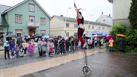 VIDEO ⟩ Prantsuse tsirkus veeres ühe ratta peal Eestisse