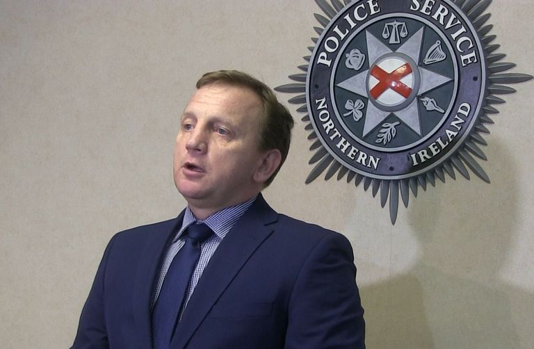 Vaneminspektor Daniel Stoten kinnitas 1. novembril pressiteatega, et Essexi politsei on telefoniteel suhelnud tagaotsitava Ronan Hughesiga, keda kahtlustatakse inimkaubandusele kaasaaitamises ja tapmises. 