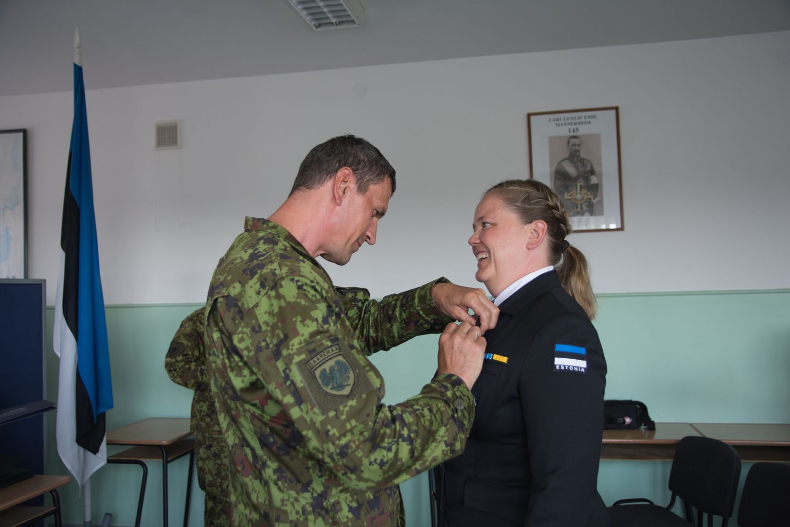 Kaitseliidu Saaremaa maleva pealik kolonelleitnant Gunnar Havi andmas üle Kaitseliidu teenetemedali III klassi tunnustust üle Piret Paomehele.