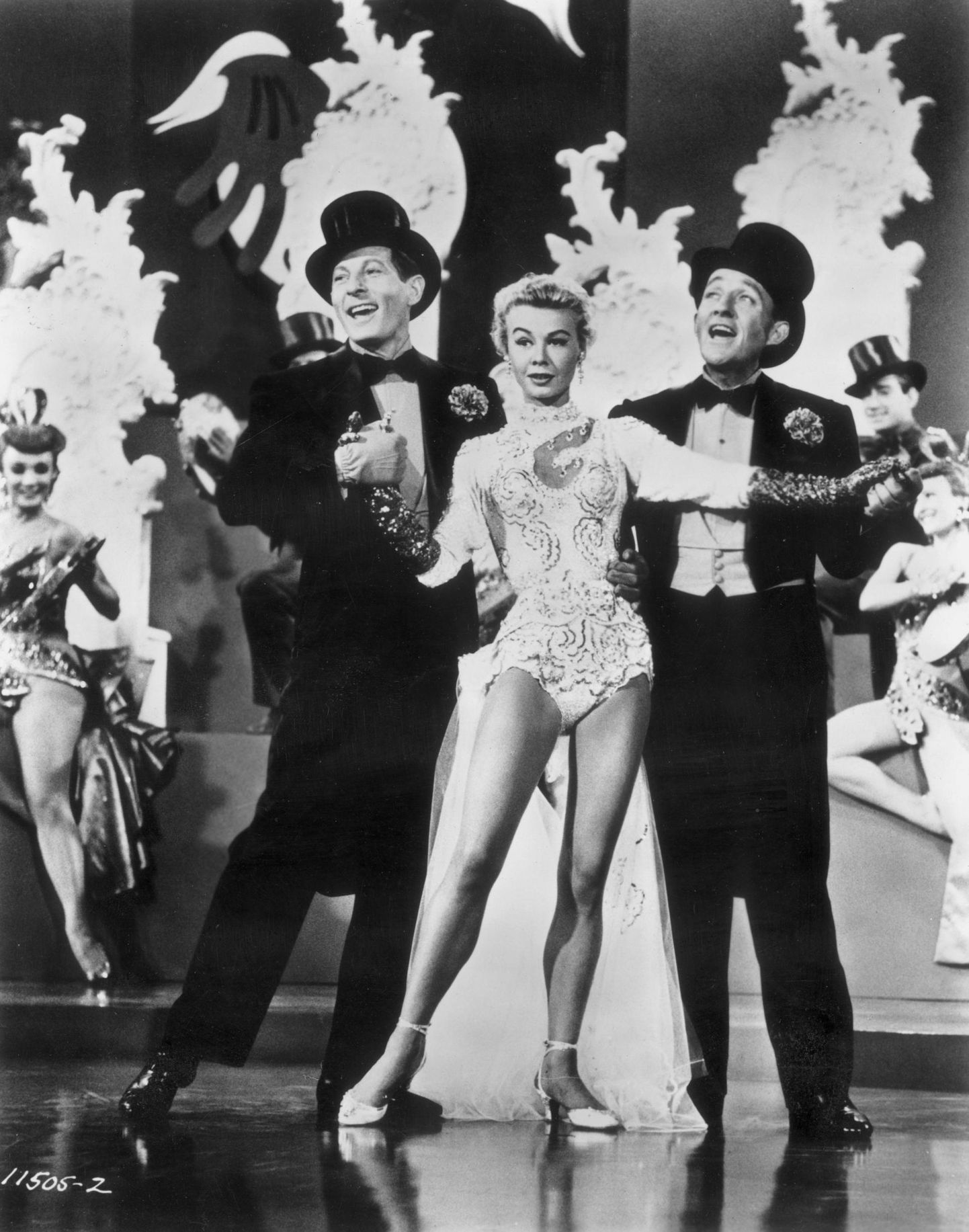 Laulu «Valged jõulud» kuulsaks laulnud Bing Crosby koos Danny Kaye ja Vera-Elleniga filmis «White Christmas» («Valged jõulud»), Paramount (1954).