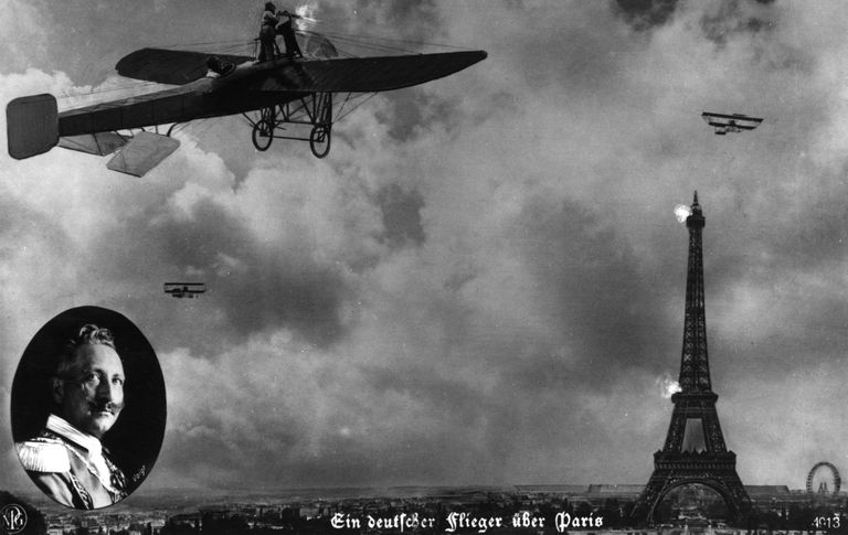 Пропагандистская открытка Первой Мировой войны, с помощью фотомонтажа изображающая немецкие аэропланы над Парижем вместе с портретом кайзера Вильгельма. 1914 год. 