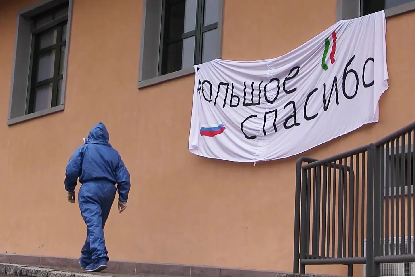 Väidetavalt oli Vertova linnas näha venekeelset plakatit tänusõnadega. Tegu võib olla Venemaa kaitseministeeriumi fotolavastusega.