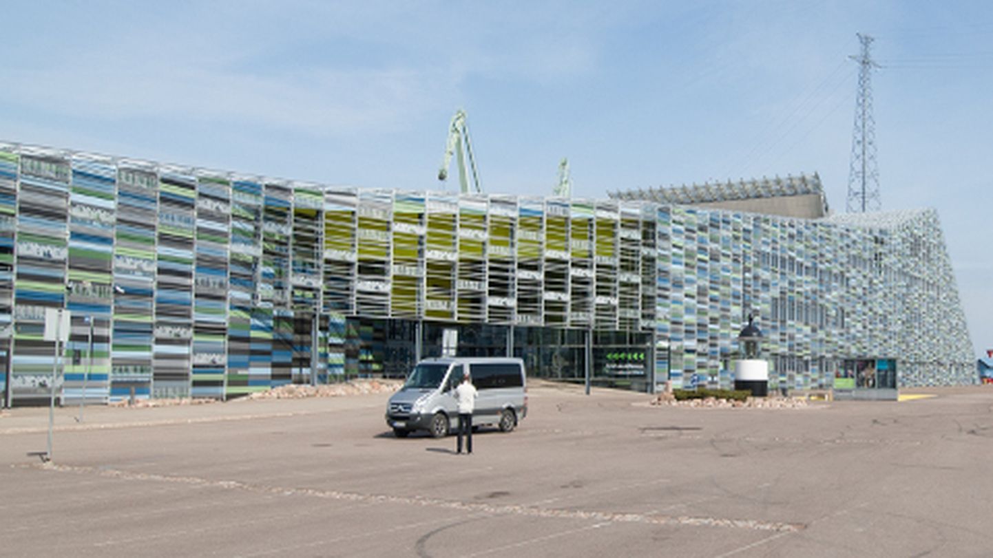 Pärast Sillamäe-Kotka laevaliini seiskumist kerkis Kotka sadamasse reisiterminali kõrvale muljetavaldav merekeskus Vellamo. Tsunamit kujutavas hoones on ühe katuse all meremuuseum, maakonnamuuseum ja konverentsikeskus.