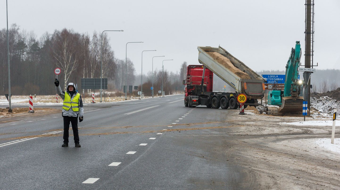 Tallinna-Pärnu-Ikla maanteel Nurme-Sauga lõigul korraldavad tööde tsoonis liiklust reguleerijad. Ligikaudne ooteaeg on kümme minutit. Teelõigul on sõidukitele gabariidipiirang kolm meetrit.