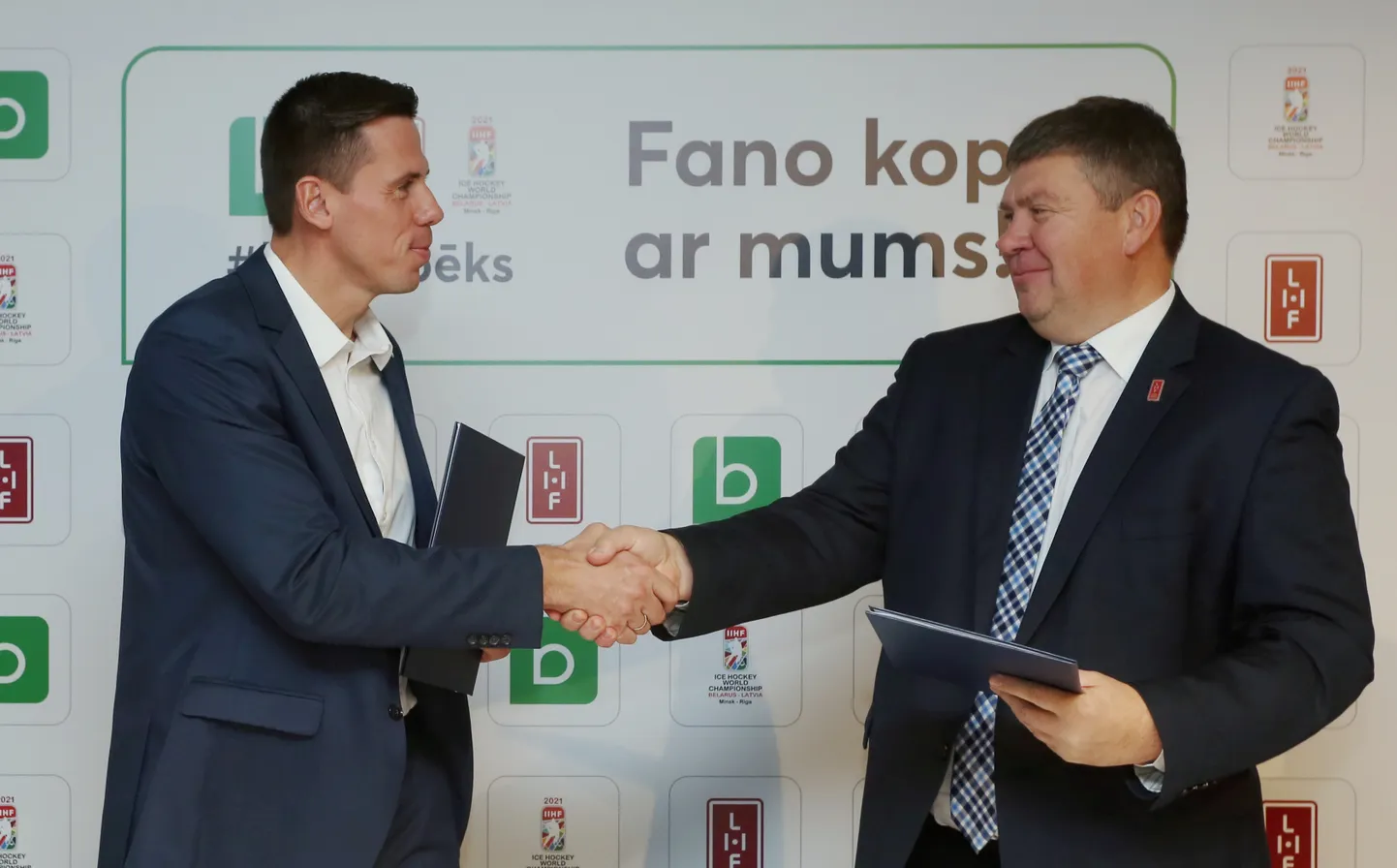 ''Bite'' biznesa pārdošanas nodaļas vadītājs Arnis Pūciņš (no kreisās) un Latvijas Hokeja federācijas prezidents Aigars Kalvītis