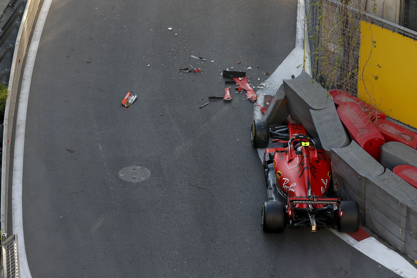 27. aprillil 2019 rammis Charles Leclerc oma Ferrariga F1 etapi kvilifikatsioonisõidus Bakuu tänavaringraja seina.
