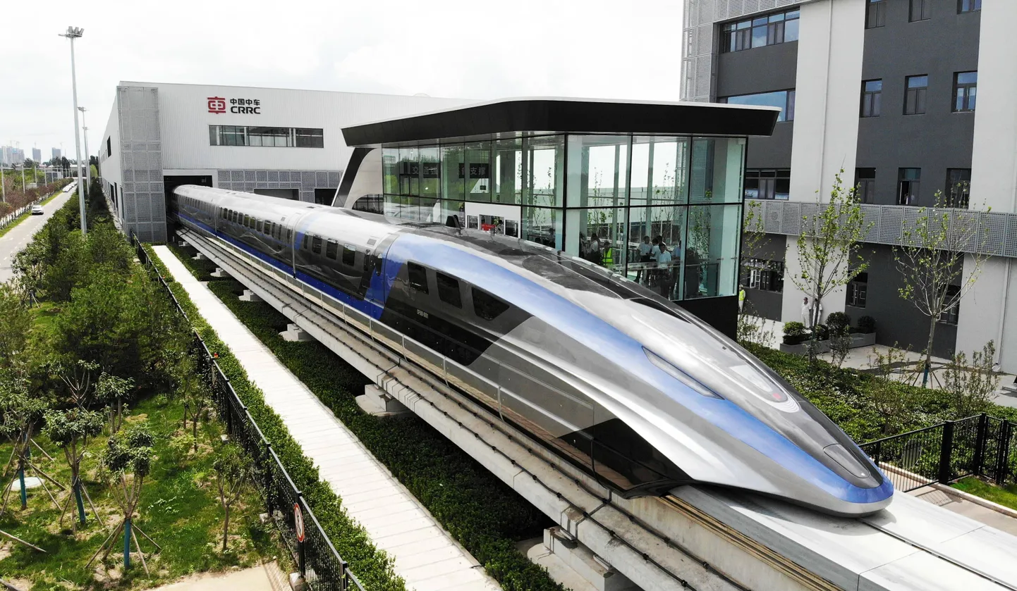 Paar aastat tagasi alustas Hiina oma järgmise põlvkonna maglev-rongide tootmist Qingdaos (pildil). Need suudavad sõita kuni 600 km/h. Kuid nüüd on plaanis uued magnethõljukrongid teha helikiirusel liikuvaks ehk kiiremaks kui tavalised reisilennukid.