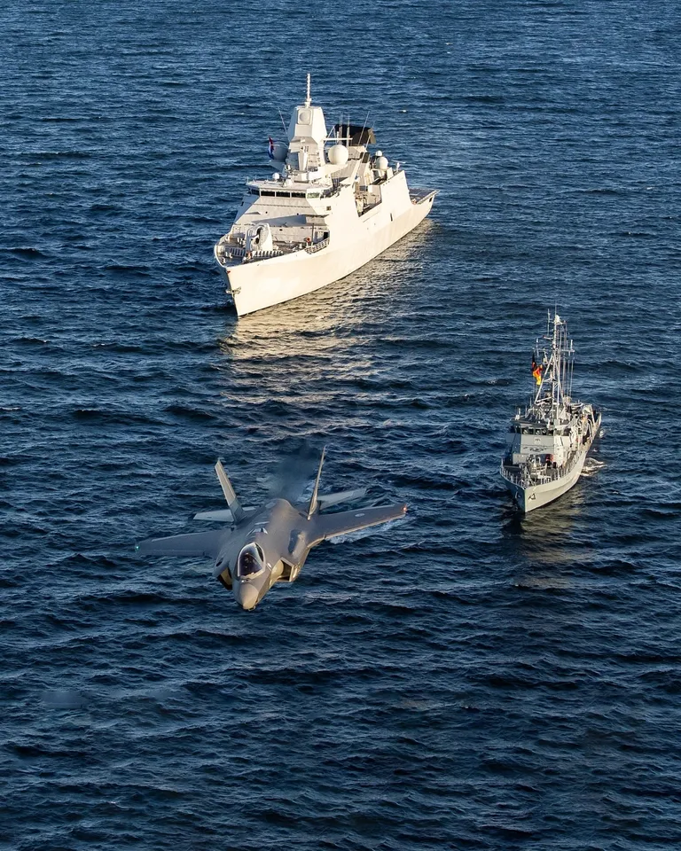 Hollandi HNLMS Tromp, HNLMS Luymes ja F-35 hävitaja.