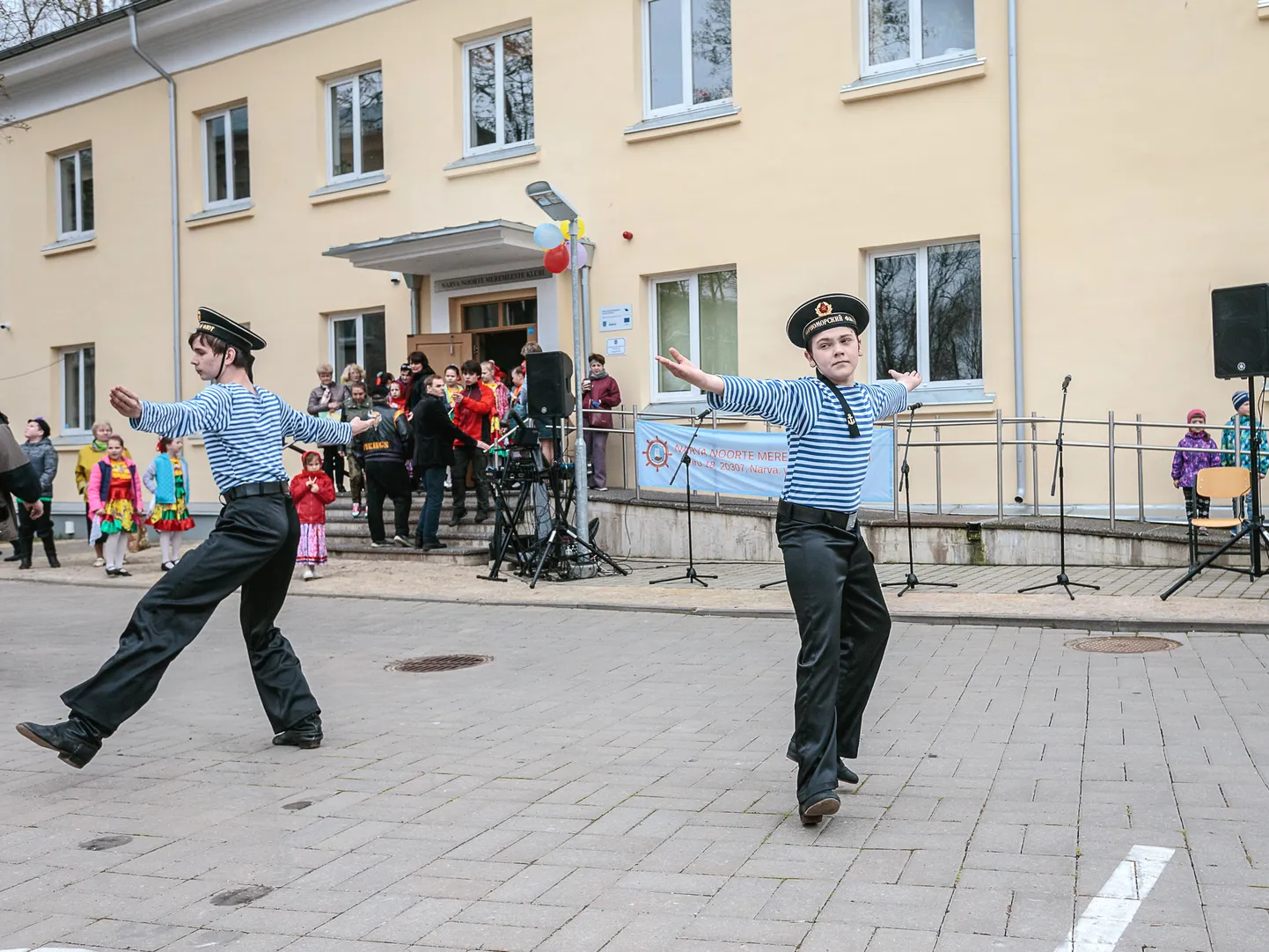 Pidu 2018. aastal Narva noorte meremeeste klubi hoovis.