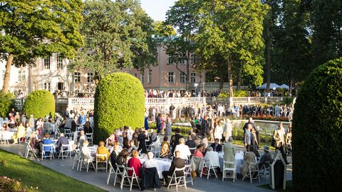 OTSEÜLEKANNE ⟩ Vaata kontserti roosiaia laval