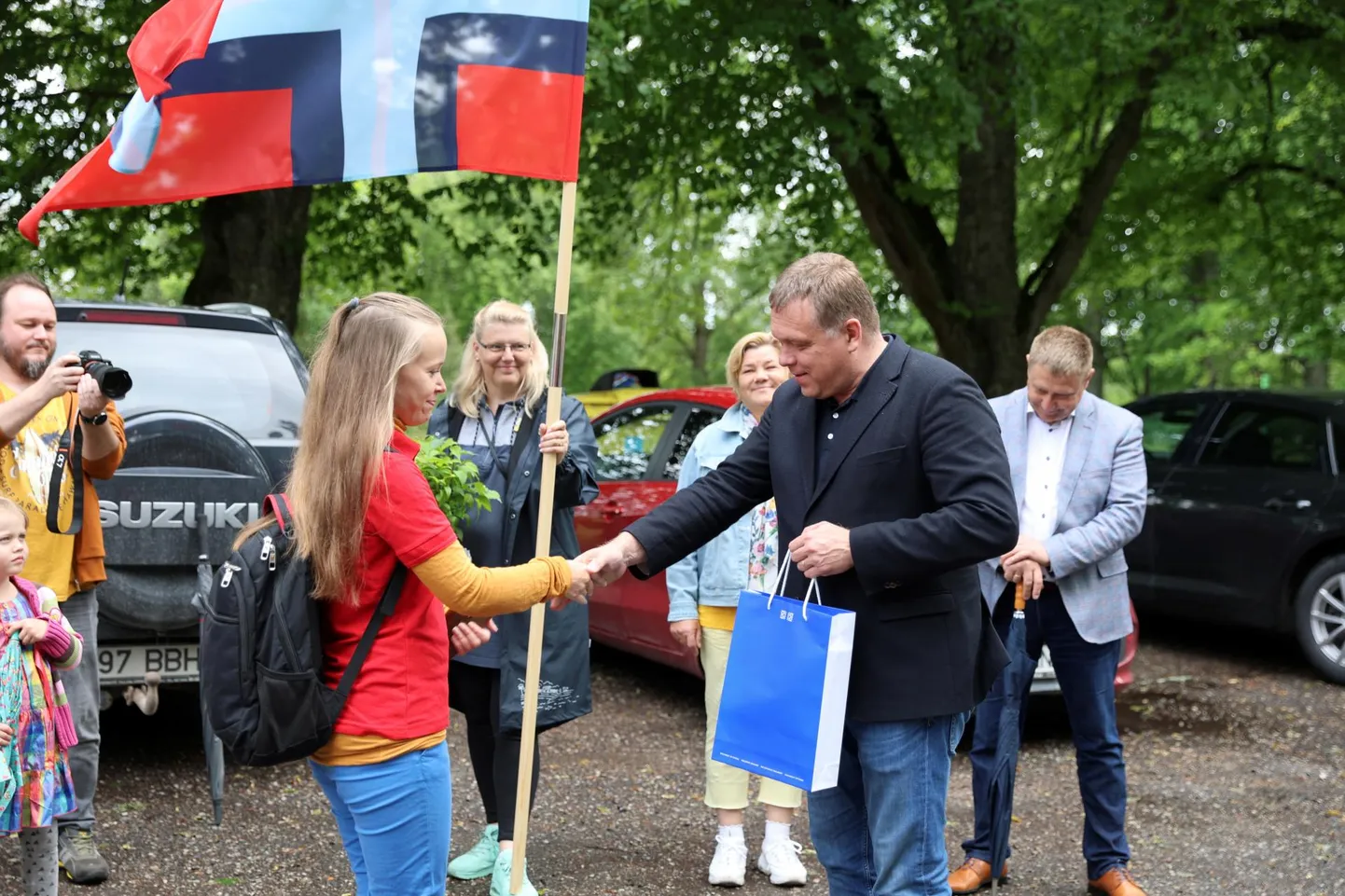 Riigikogu esimees Lauri Hussar kinkis Äksi kogukonna esindajale Katrin Sisaskile raamatu.