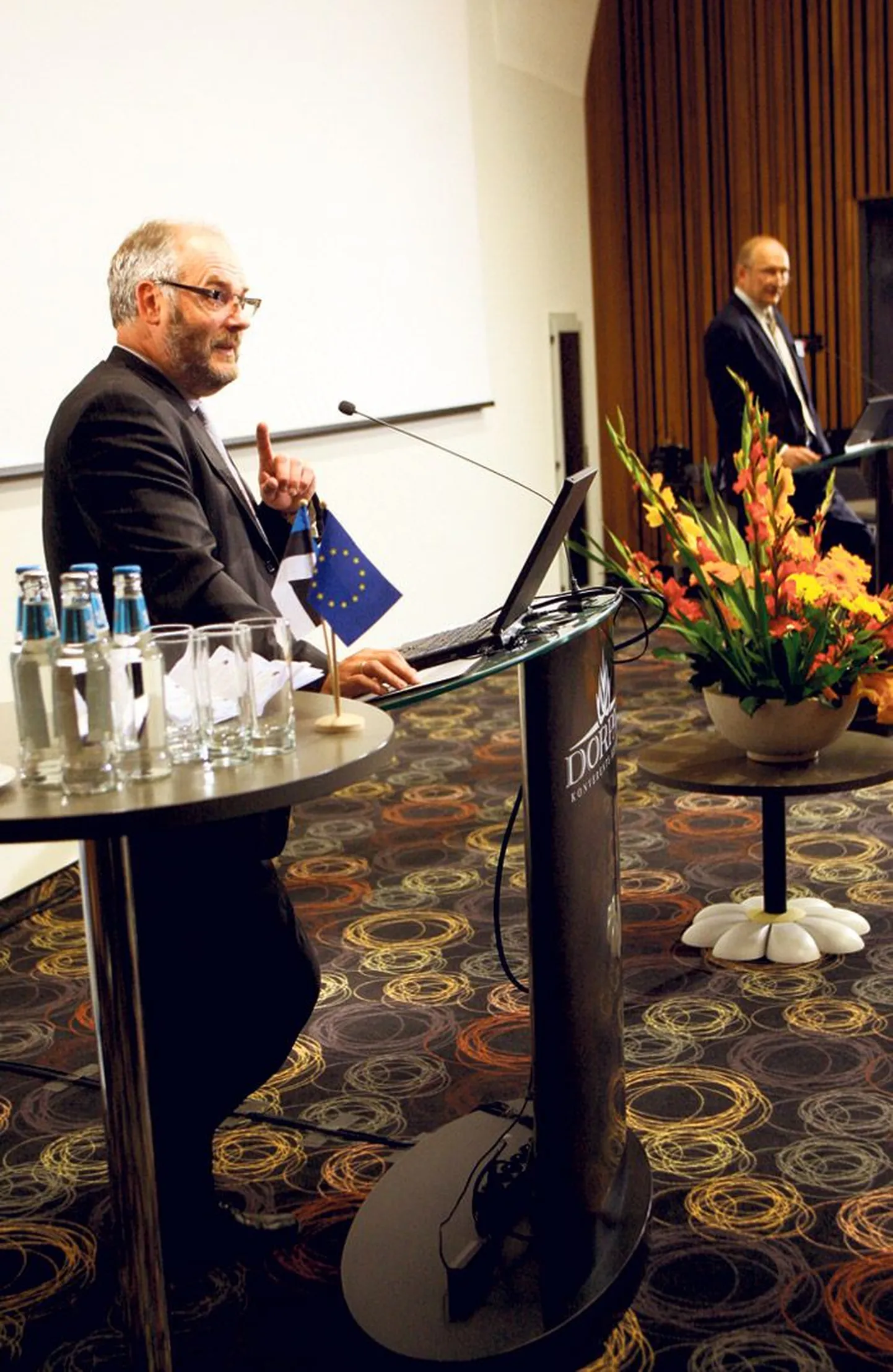 Tartu Ülikooli 
praegune rektor Alar Karis (esiplaanil) ja endine rektor Jaak Aaviksoo arutlesid, kuidas peaks 
ülikoole juhtima ning mis on kõrghariduses valesti.