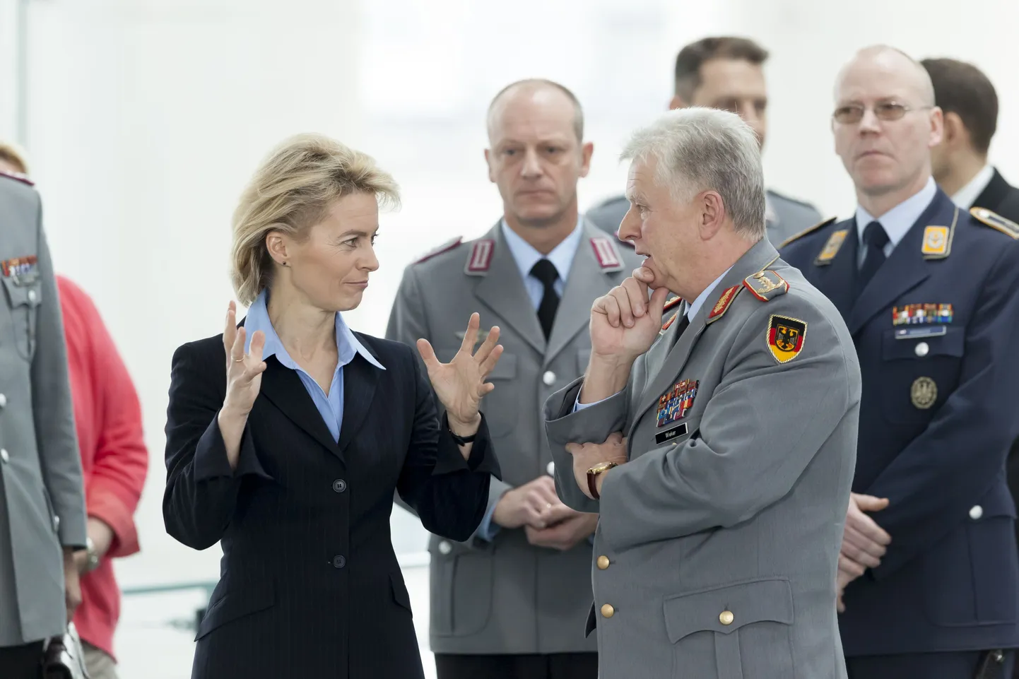 Saksa relvajõudude ülem kindral Volker Wieker vestlemas kaitseministri Ursula von der Leyeniga.