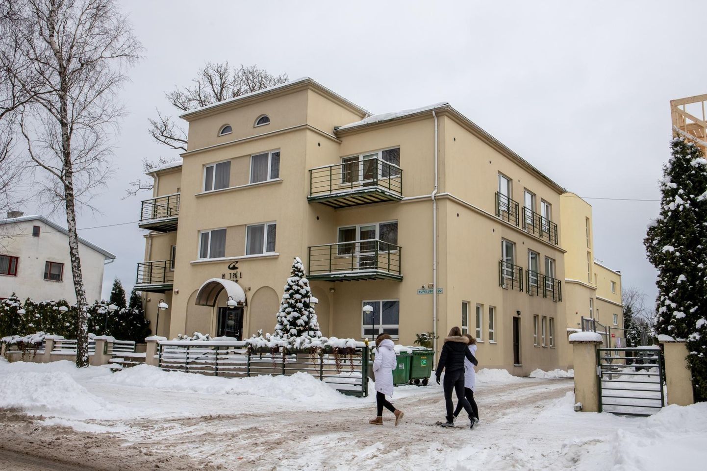 Pärnus Supeluse tänaval asuvas Fööniksi pansionaadis nakatus jaanuari lõpus koroonaviirusesse 35 töötajat ja hoolealust.