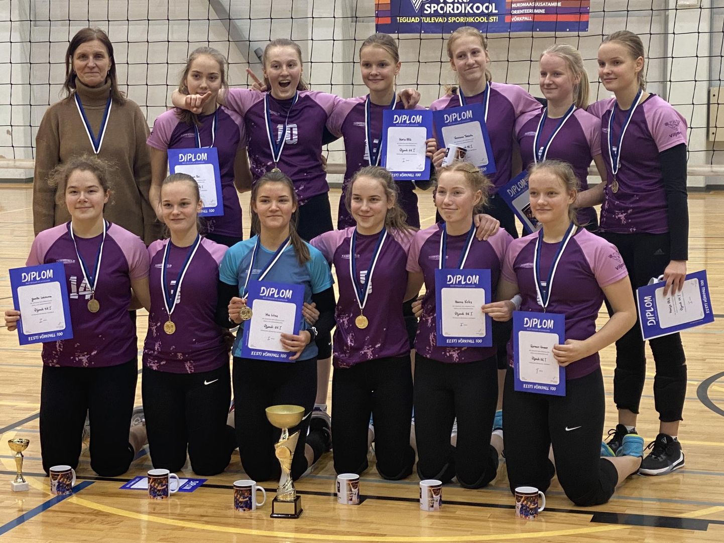 Viljandi spordikooli esimene esindus, kes võitis Eesti võrkpalliliidu alla 16-aastaste tütarlaste karikavõistluste esimese finaalturniiri, kaotas seitsme mängu peale vaid ühe geimi.