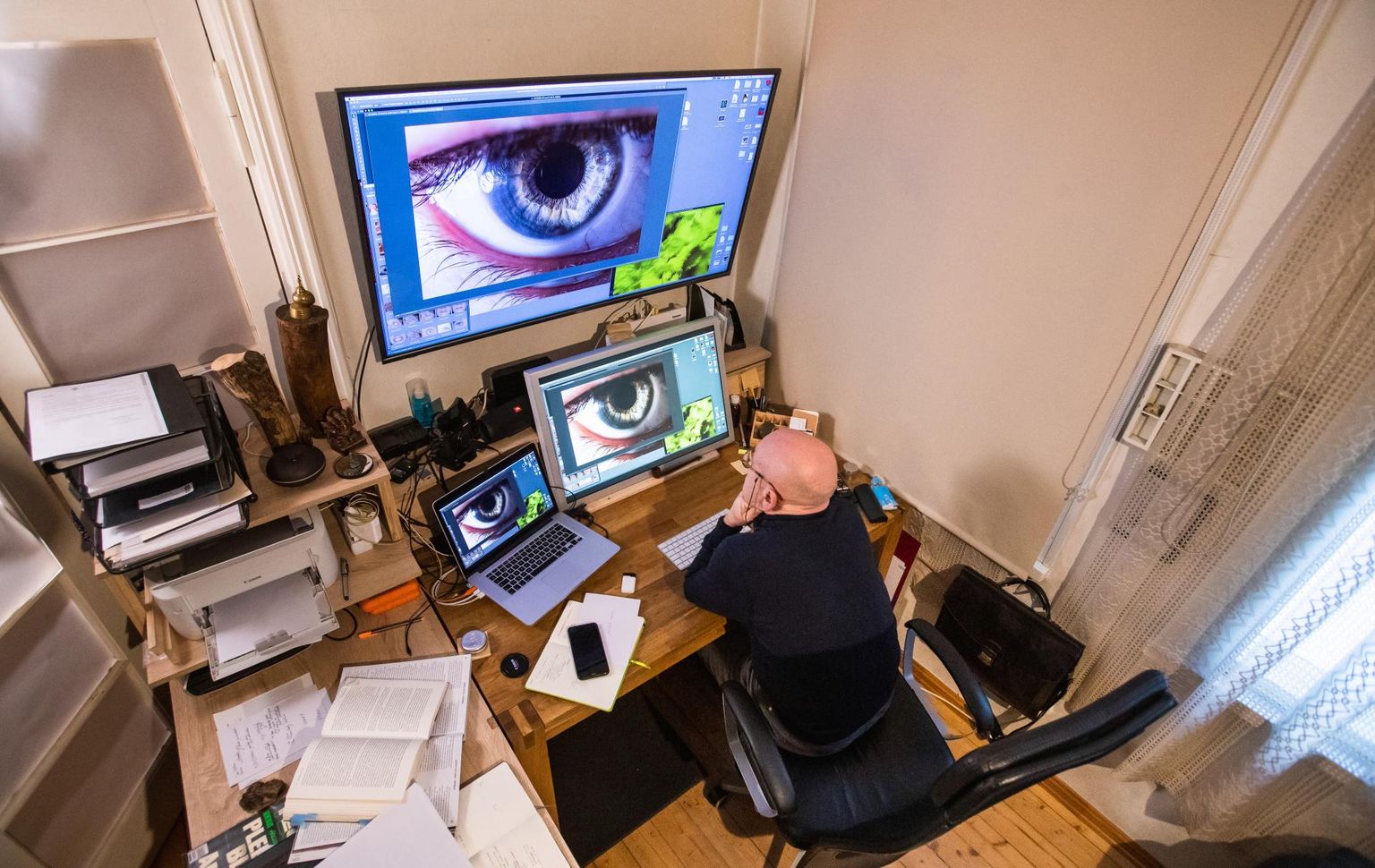 Vabakutseline kunstnik Peeter Laurits oma kodustuudios tööd tegemas.