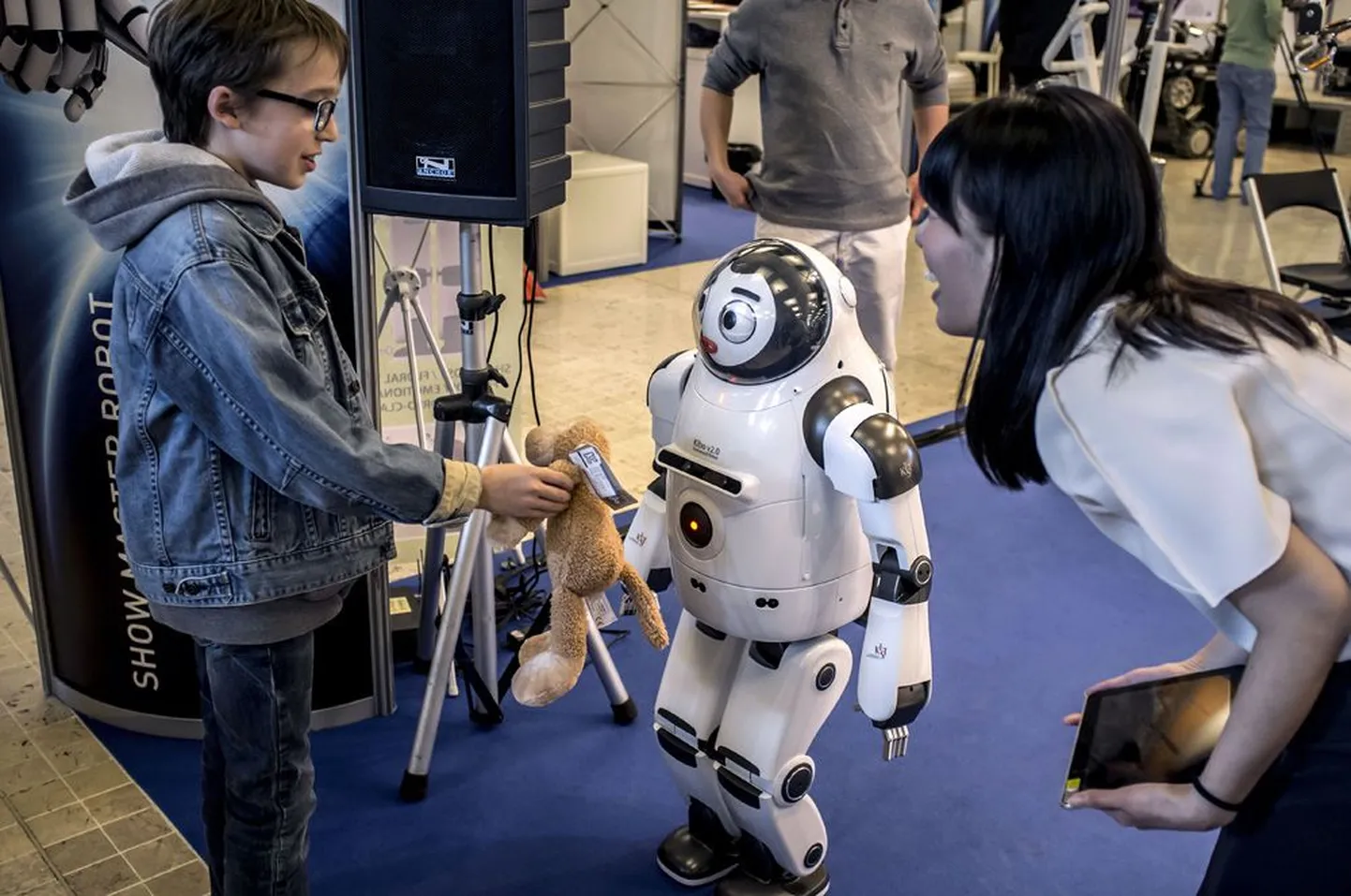 Kibo püüdis lastega suhelda, kuid need kippusid «inimlikku» robotisse pelglikult suhtuma.