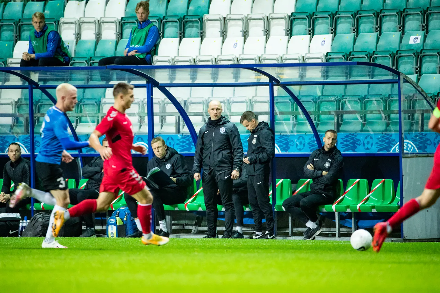 Peatreener Karel Voolaid murelikult matši jälgimas.