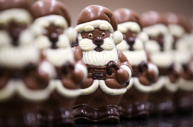 Saksa maiustustevabrikus toodetavad šokolaadist jõuluvanad