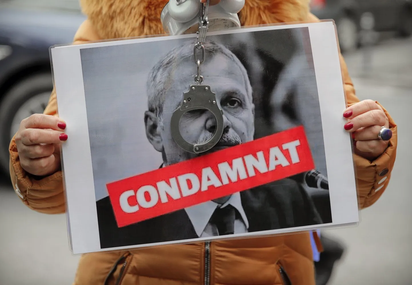 Meeleavaldaja Rumeenia valitsuserakonna Sotsiaaldemokraatliku Partei esimehe Liviu Dragnea pildiga.