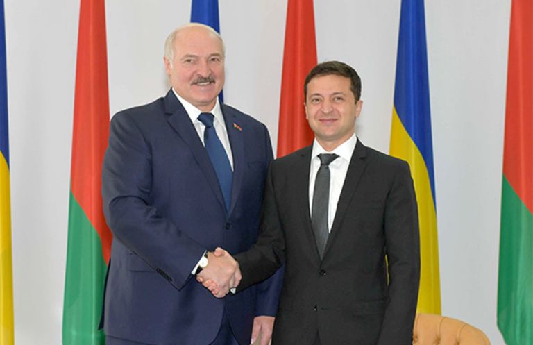 Александр Лукашенко и президент Украины Владимир Зеленский во время переговоров в Беларуси в 2019 году.