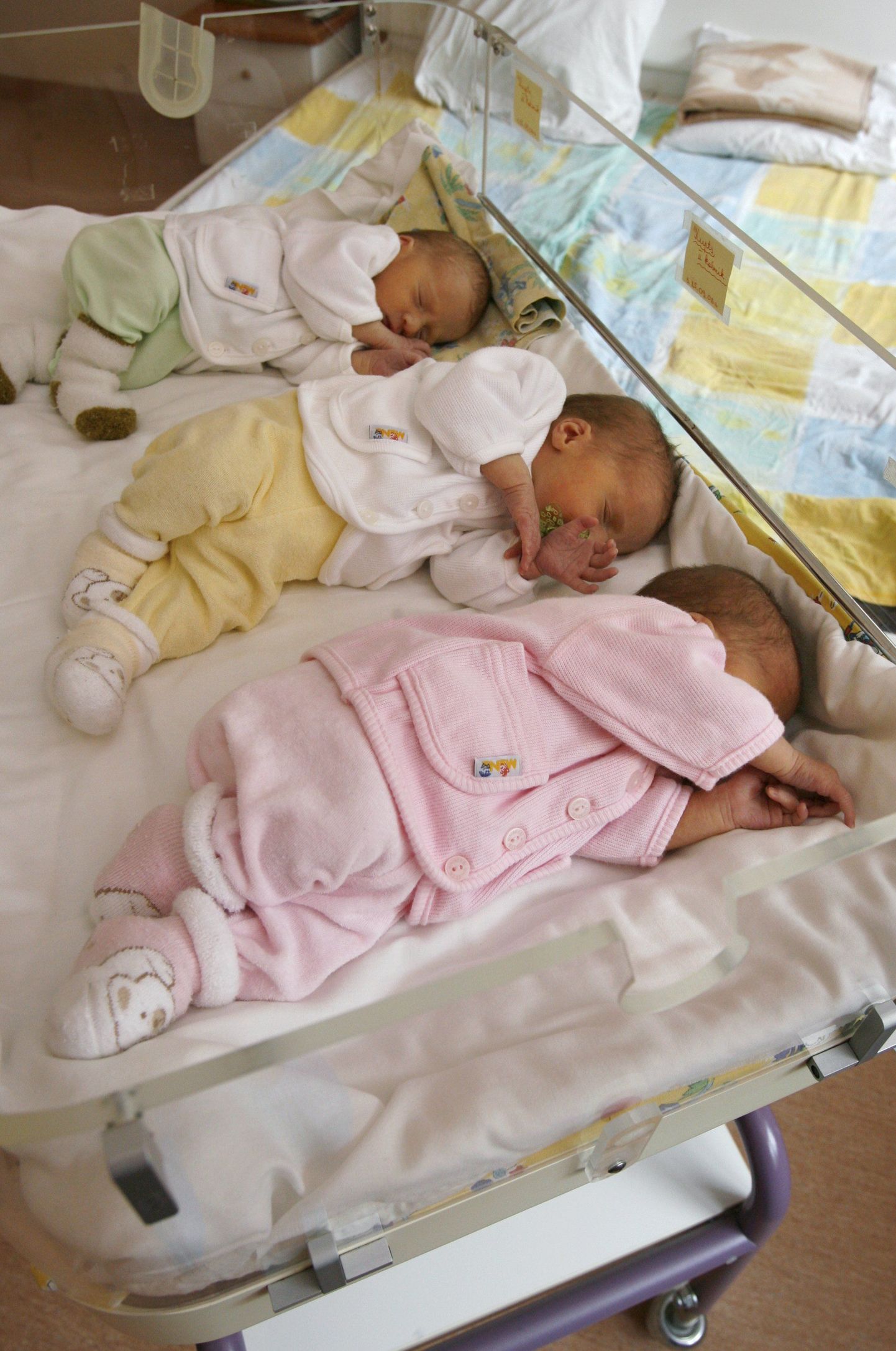 Наши ответственные ведомства российских младенцев не считают. Зато наши больницы им очень рады.