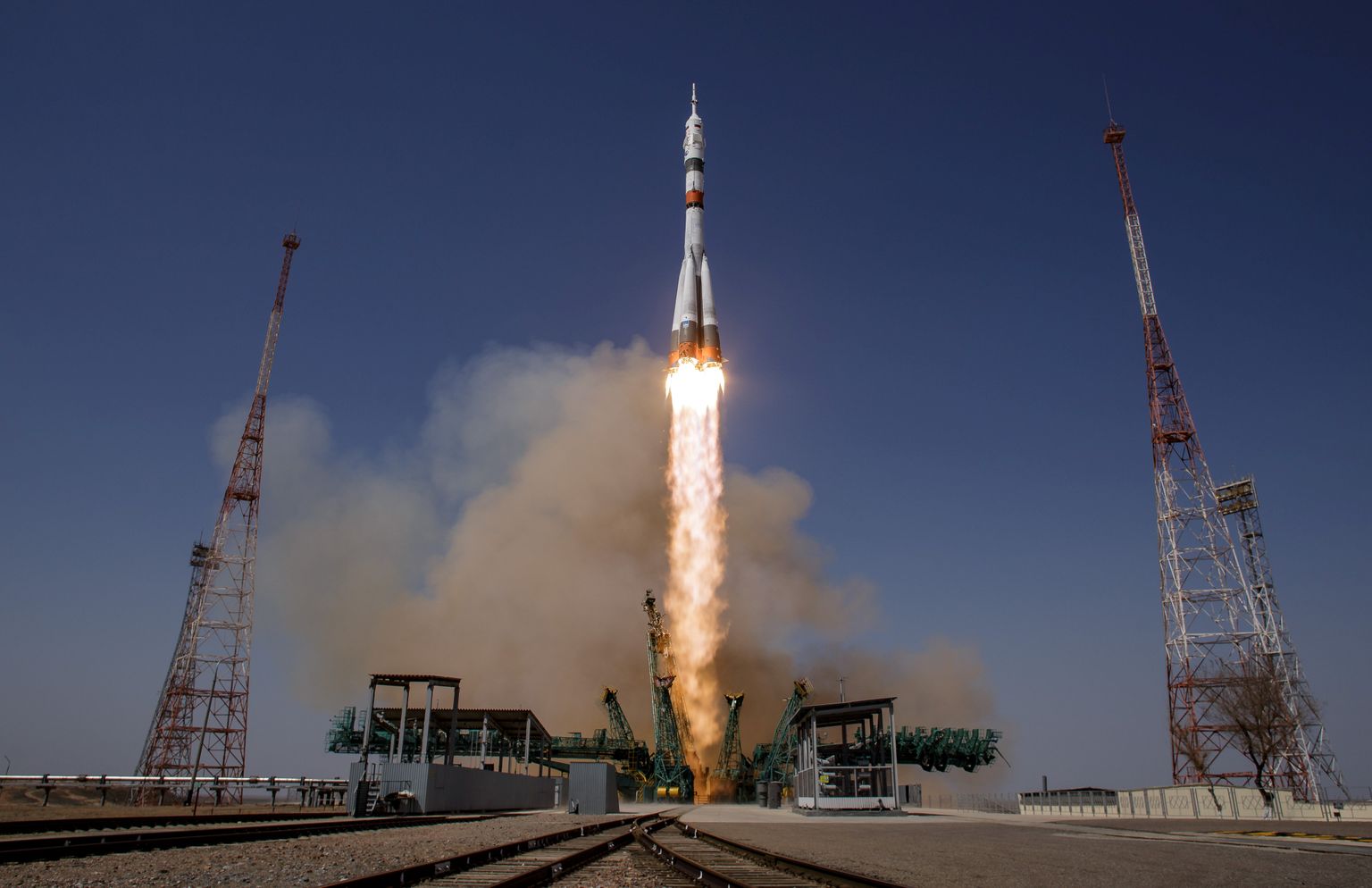 Venemaa Sojuz MS-18 rakett tõusmas 9. aprillil 2021 õhku Kasahstanist Baikonuri kosmodroomilt. Pardal olid ISS-i 65. ekspeditsiooni liikmed: USA astronaut Mark Vande Hei ning Venemaa kosmonaudid Pjotr Dubrov ja Oleg Novitski
