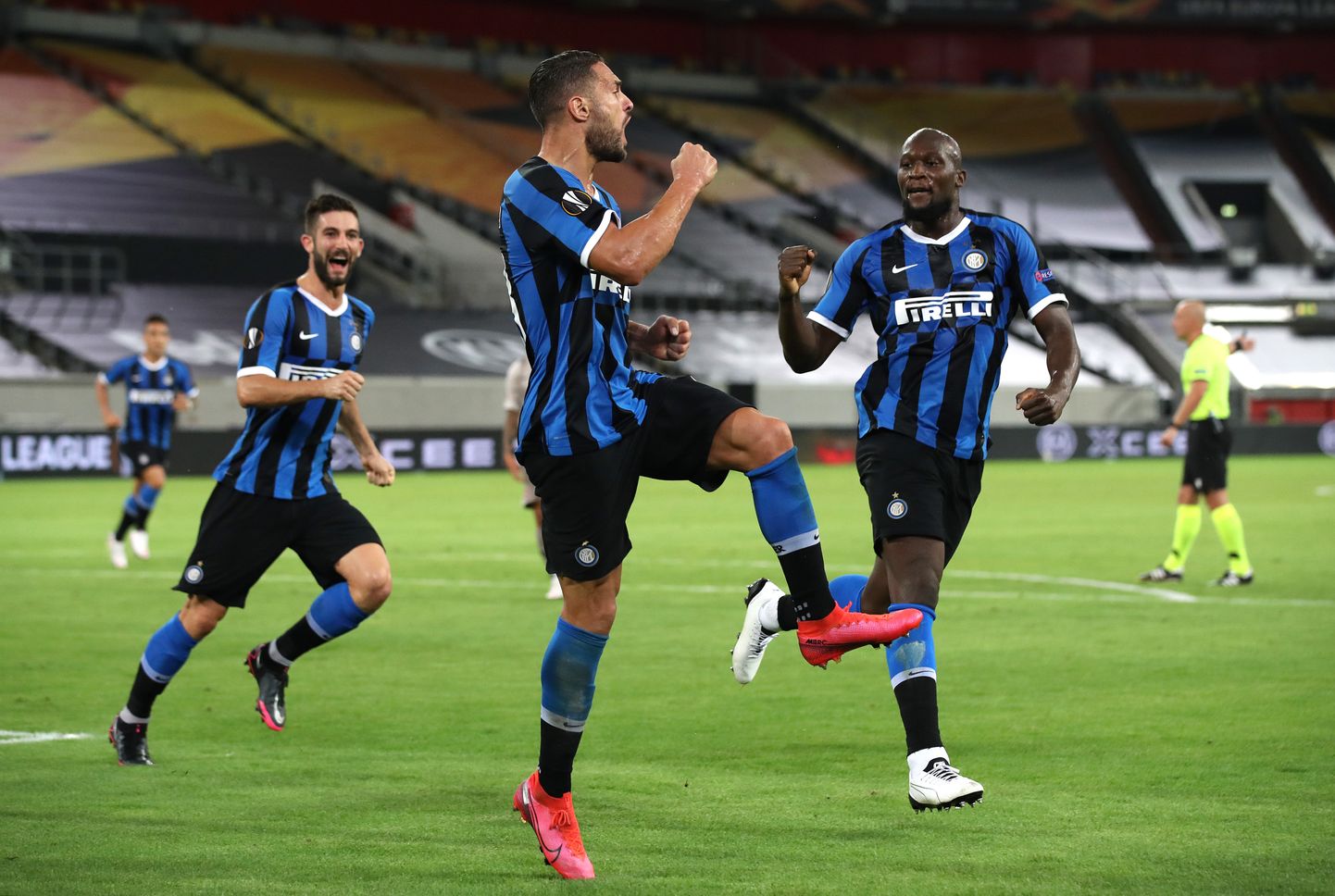 Milano Interi mängijad väravat tähistamas.