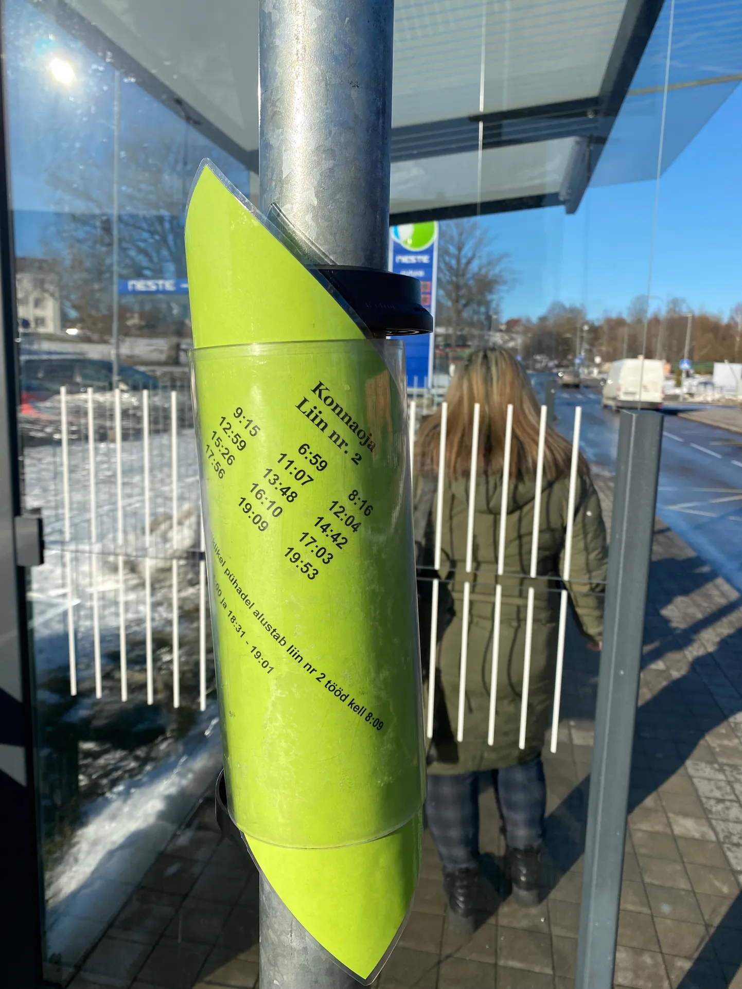 Valgas Konnaoja peatuses oli bussiaegade lugemine mõnda aega raskendatud.