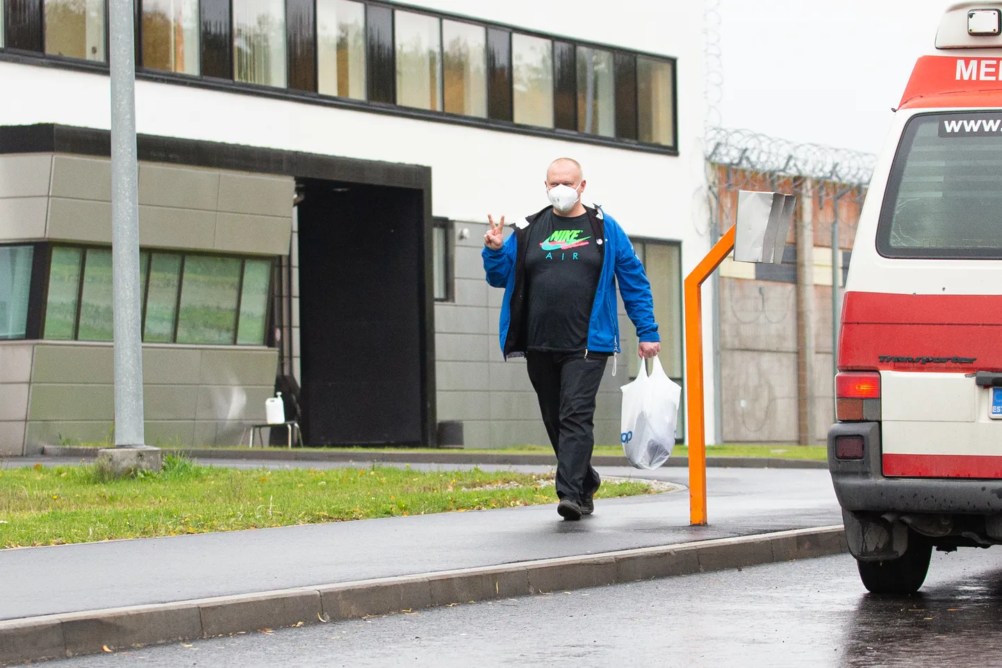 Tiit Lillemetsa pidas politsei teiste hulgas kinni 2022. aasta 5. oktoobril. Pildil on ta järgmisel päeval lahkumas Viru vanglast, kui ta vabastati.