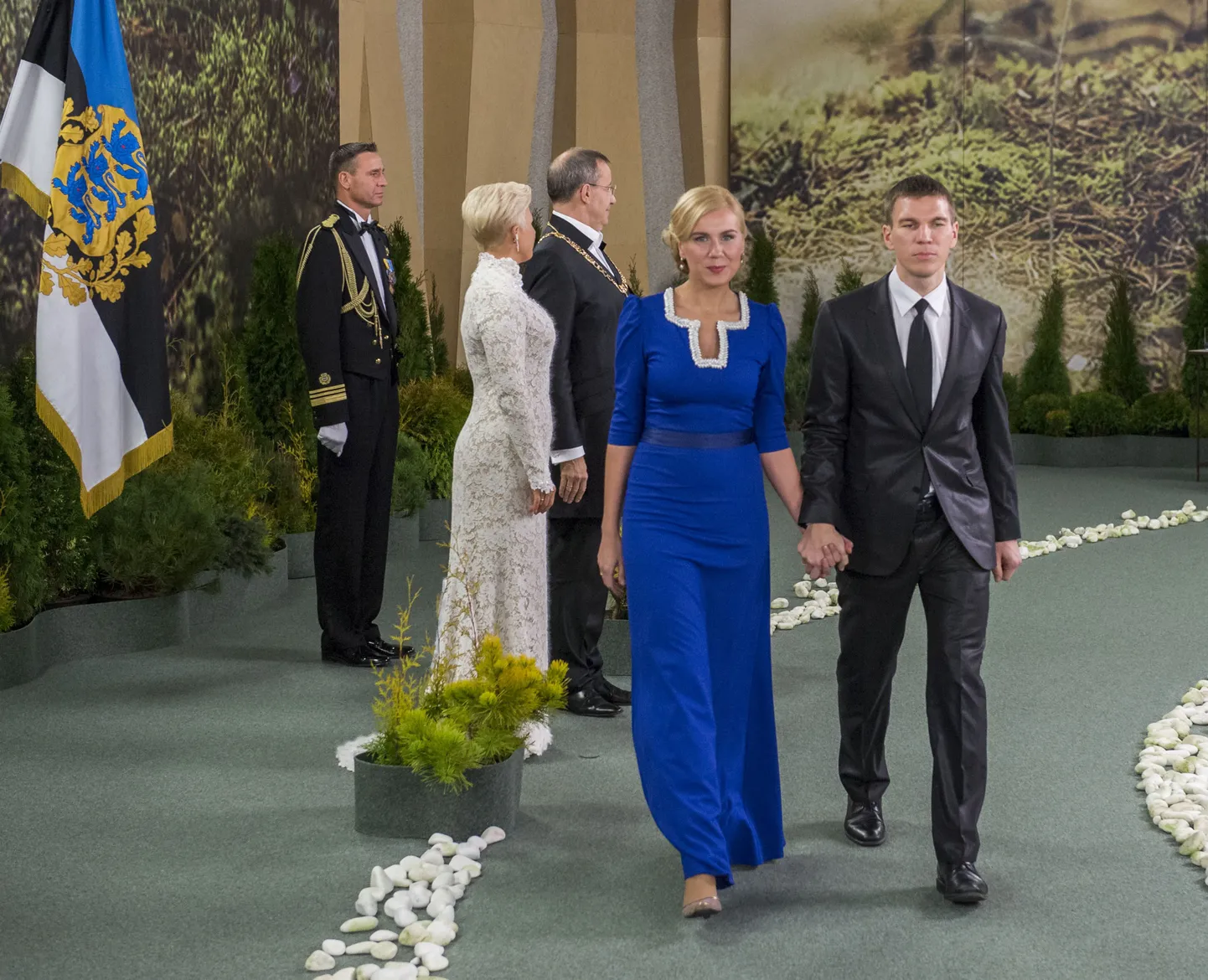 Presidendi vastuvõtu kätlemistseremoonia. Riigikogu Keskerakonna fraktsiooni esimees Kadri Simson ja Priit Simson.