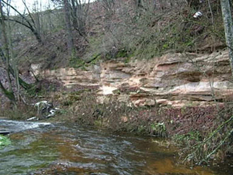 Smilšakmens klintis Vilces ielejā lejpus Rukūzes ietekas 