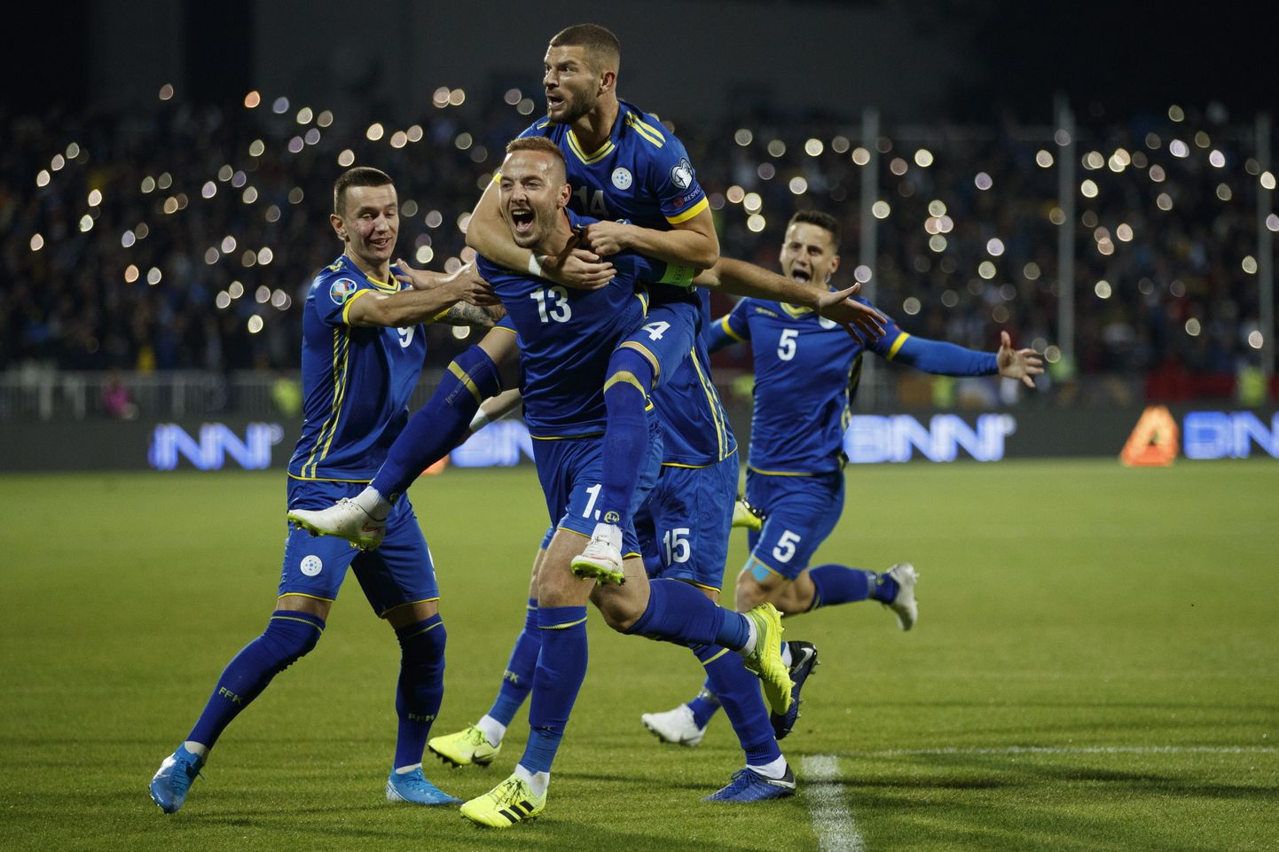 Kosovo meeste jalgpallikoondis tähistamas väravat.