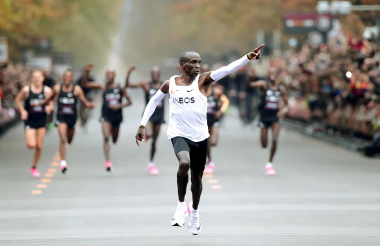 Eliud Kipchoge jooksis esimese inimesena maratoni ajaga alla kahe tunni.
