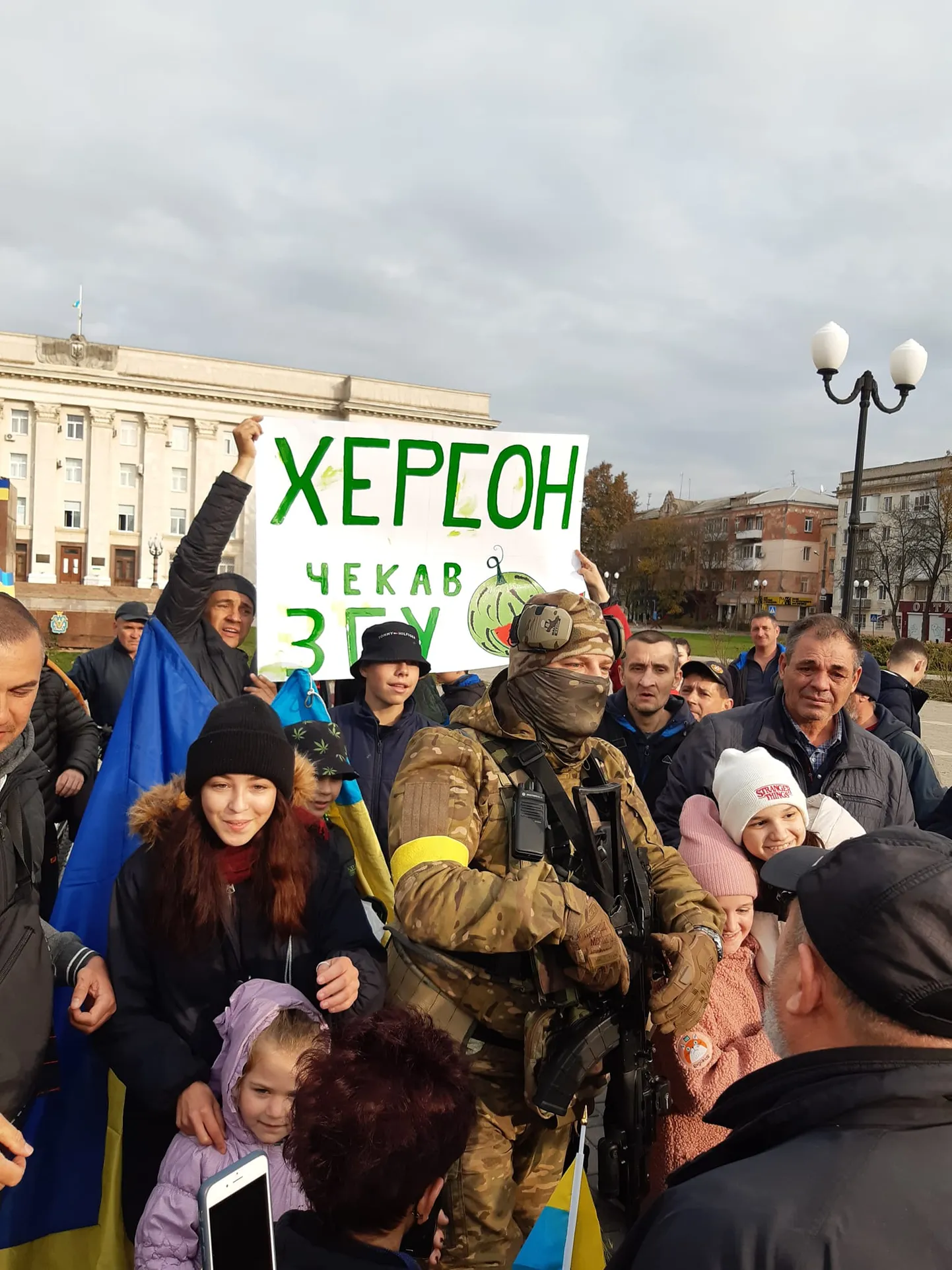 Военнослужащий Вооруженных сил Украины в центре освобожденного Херсона.