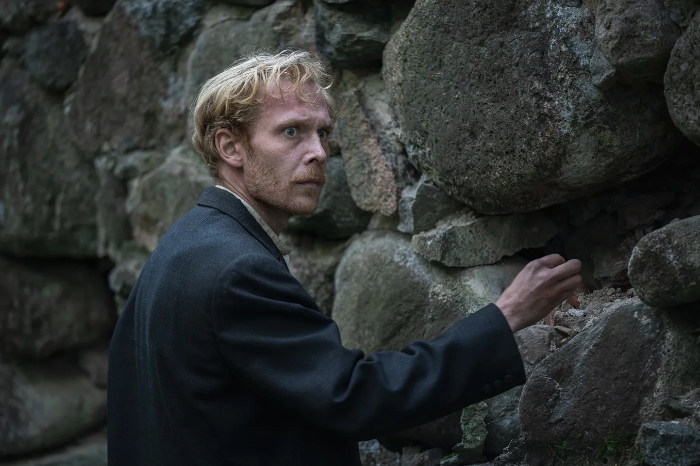 Jaak Kilmi filmis «Vari» astub Pääru Oja kehastatav Juhan Liiv esile detektiivina, kes hullumeelsuse ja geniaalsuse piiril balansseerides lahendab mõrvaloo.