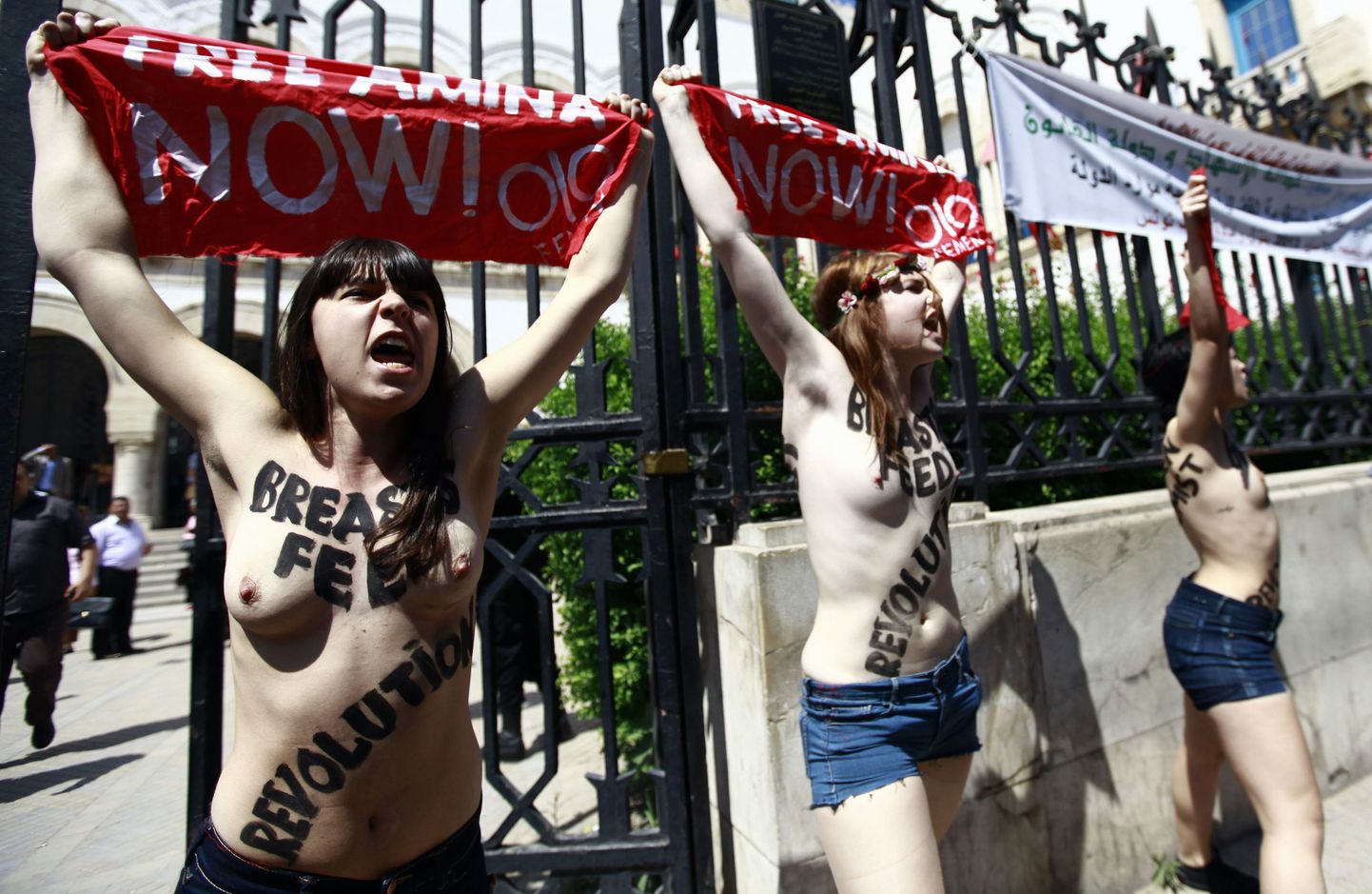 FEMENi aktivistid Tuneesia pealinnas justiitsministeeriumi ees esimesel paljastatud ülakehaga protestiaktsioonil Araabiamaades. Aktivistid nõudsid range islami vastu võitleva kohaliku naise Amina vabastamist.